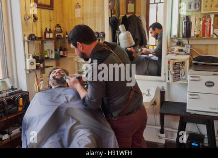 Il Cile, Santiago, Yungay quartiere, vista interna del Peluqueria Francesa, Francese tradizionale barbiere. Foto Stock