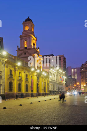 Il Cile, Santiago, Plaza de Armas, crepuscolo vista verso il Royal Court Palace alloggiamento Museo di Storia Nazionale. Foto Stock