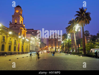 Il Cile, Santiago, Plaza de Armas, crepuscolo vista verso il Royal Court Palace alloggiamento Museo di Storia Nazionale. Foto Stock