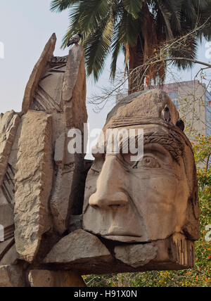 Cile Santiago Plaza de Armas vista del monumento ai villaggi indiani(Monumento al Pueblo Indigena) da Enrique Villalobos. Foto Stock