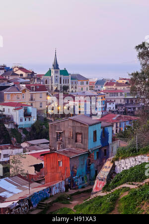 Il Cile, Valparaiso, vista in elevazione del quartiere storico Cerro Concepcion, dichiarato come patrimonio mondiale dell'UNESCO. Foto Stock