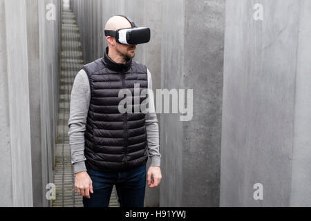 Uomo che indossa VR Virtual Reality auricolare a Berlino Germania Foto Stock