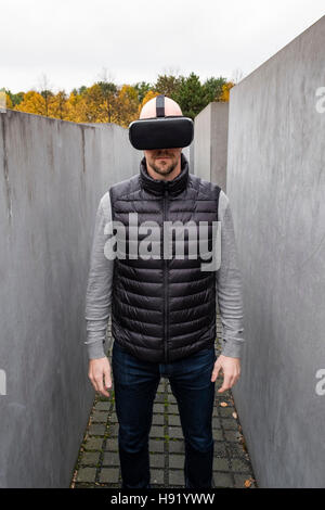Uomo che indossa VR Virtual Reality auricolare a Berlino Germania Foto Stock