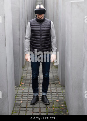 Uomo che indossa VR Virtual Reality auricolare a Berlino Germania Foto Stock