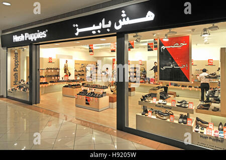 Shop in Abu Dhabi Emirati Arabi Uniti medio oriente Marina shopping mall Hush Puppies marca pattino anteriore dello shopping window display interno con bilingue segno multilingue Foto Stock