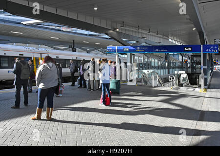 Pendolari in attesa su piattaforma per treno su piattaforme ricondizionato presso la stazione di London Bridge, parte di un grande regno unito la ricostruzione di progetto di infrastruttura Foto Stock