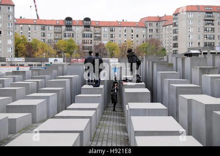 I turisti in piedi sul memoriale al assassinato ebrei dell'Europa a Berlino, Germania, Europa UE KATHY DEWITT Foto Stock