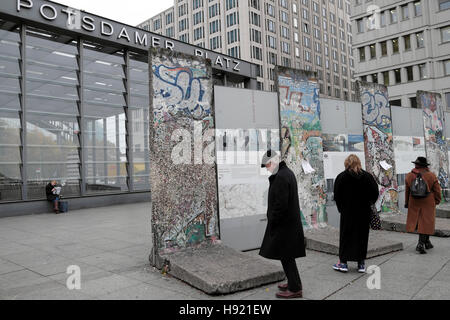 La gente che legge le informazioni pannelli a muro di Berlino sezioni su Potsdamer Platz memorial a Berlino, Germania, UE KATHY DEWITT Foto Stock