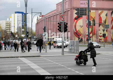 Via Berlino scena persone, semafori, Alexa shopping mall sulla Alexanderstraße Alexanderstrasse vicino a Alexanderplatz Berlino Germania KATHY DEWITT Foto Stock