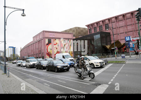 Berlin street scene U-Bahn segno, Alexa shopping mall e il traffico sulla Alexanderstraße Alexanderstrasse vicino a Alexanderplatz Berlino Germania KATHY DEWITT Foto Stock