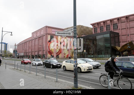 Ciclista, Alexa shopping mall e il traffico sulla Alexanderstraße Alexanderstrasse vicino a Alexanderplatz Berlino Germania KATHY DEWITT Foto Stock