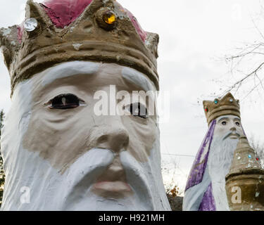 Primo piano della figura da Natale all'aperto natività display. Foto Stock