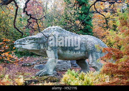 Dinosauri Crystal Palace, Megalosaurus. L'Inghilterra storica ha annunciato nel febbraio 2020 che i dinosauri saranno aggiunti al suo patrimonio nel registro di rischio. Foto Stock