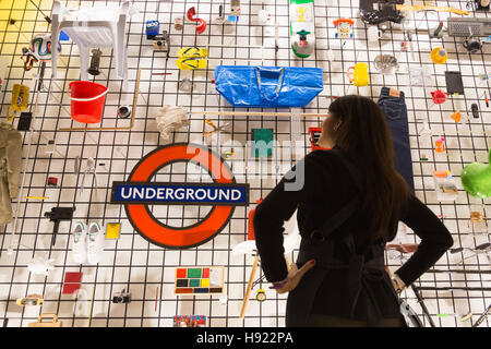 Londra, Regno Unito. Il 17 novembre 2017. Premere Anteprima. Il Design Museum si apre nella sua nuova casa di Kensington High Street, progettato da John Pawson. Il nuovo edificio comprende due principali galleria temporanea spazi, gratuitamente una collezione permanente display, un ristorante che si affaccia su Holland Park, auditorium, studios, biblioteca, archivio e nuove strutture di apprendimento. Apre al pubblico il 24 novembre 2016. Foto Stock