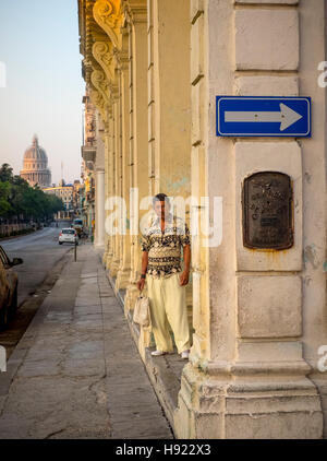 L'Avana, Cuba: scene di strada lungo il Prado all Avana Vecchia Foto Stock