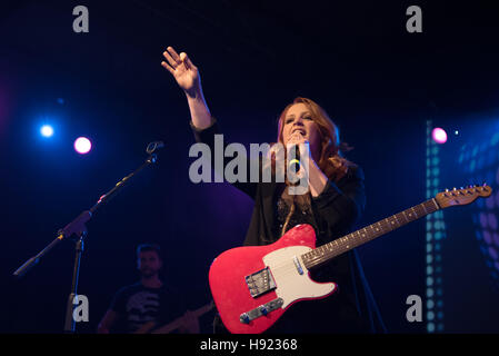 Napoli, Italia. 17 Nov, 2016. Noemi, cantante italiana, esegue presso la Casa della Musica di Napoli durante il 'cuore d'artista Club'. Noemi ( Veronica Scopelliti) è un italiano il cantante-cantautore. Nel 2013 divenne un pullman nella voce dell'Italia. © Paola Visone/Pacific Press/Alamy Live News Foto Stock