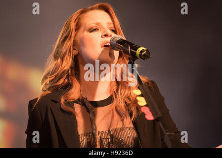 Napoli, Italia. 17 Nov, 2016. Noemi, cantante italiana, esegue presso la Casa della Musica di Napoli durante il 'cuore d'artista Club'. Noemi ( Veronica Scopelliti) è un italiano il cantante-cantautore. Nel 2013 divenne un pullman nella voce dell'Italia. © Paola Visone/Pacific Press/Alamy Live News Foto Stock