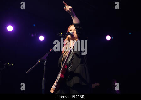 Napoli, Italia. 17 Nov, 2016. Noemi, cantante italiana, esegue presso la Casa della Musica di Napoli durante il 'cuore d'artista Club'. Noemi ( Veronica Scopelliti) è un italiano il cantante-cantautore. Nel 2013 divenne un pullman nella voce dell'Italia. © Paola Visone/Pacific Press/Alamy Live News Foto Stock