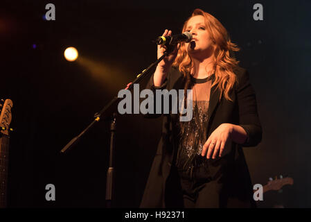 Napoli, Italia. 17 Nov, 2016. Noemi, cantante italiana, esegue presso la Casa della Musica di Napoli durante il 'cuore d'artista Club'. Noemi ( Veronica Scopelliti) è un italiano il cantante-cantautore. Nel 2013 divenne un pullman nella voce dell'Italia. © Paola Visone/Pacific Press/Alamy Live News Foto Stock