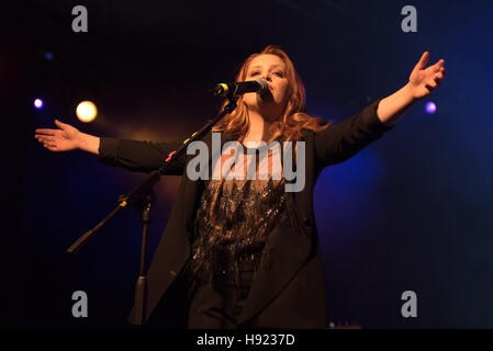 Napoli, Italia. 17 Nov, 2016. Noemi, cantante italiana, esegue presso la Casa della Musica di Napoli durante il 'cuore d'artista Club'. Noemi ( Veronica Scopelliti) è un italiano il cantante-cantautore. Nel 2013 divenne un pullman nella voce dell'Italia. © Paola Visone/Pacific Press/Alamy Live News Foto Stock