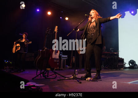 Napoli, Italia. 17 Nov, 2016. Noemi, cantante italiana, esegue presso la Casa della Musica di Napoli durante il 'cuore d'artista Club'. Noemi ( Veronica Scopelliti) è un italiano il cantante-cantautore. Nel 2013 divenne un pullman nella voce dell'Italia. © Paola Visone/Pacific Press/Alamy Live News Foto Stock