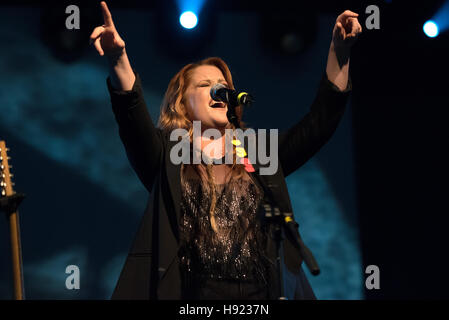 Napoli, Italia. 17 Nov, 2016. Noemi, cantante italiana, esegue presso la Casa della Musica di Napoli durante il 'cuore d'artista Club'. Noemi ( Veronica Scopelliti) è un italiano il cantante-cantautore. Nel 2013 divenne un pullman nella voce dell'Italia. © Paola Visone/Pacific Press/Alamy Live News Foto Stock