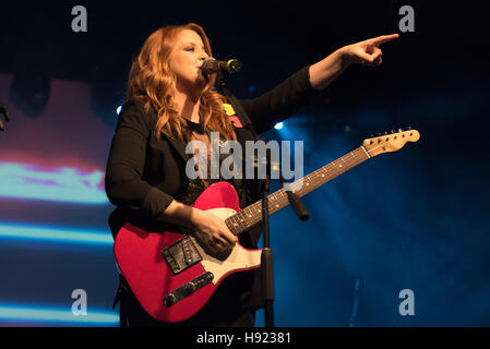 Napoli, Italia. 17 Nov, 2016. Noemi, cantante italiana, esegue presso la Casa della Musica di Napoli durante il 'cuore d'artista Club'. Noemi ( Veronica Scopelliti) è un italiano il cantante-cantautore. Nel 2013 divenne un pullman nella voce dell'Italia. © Paola Visone/Pacific Press/Alamy Live News Foto Stock