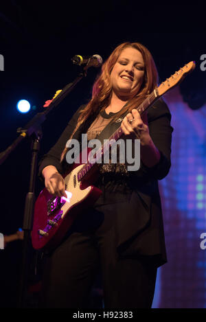 Napoli, Italia. 17 Nov, 2016. Noemi, cantante italiana, esegue presso la Casa della Musica di Napoli durante il 'cuore d'artista Club'. Noemi ( Veronica Scopelliti) è un italiano il cantante-cantautore. Nel 2013 divenne un pullman nella voce dell'Italia. © Paola Visone/Pacific Press/Alamy Live News Foto Stock