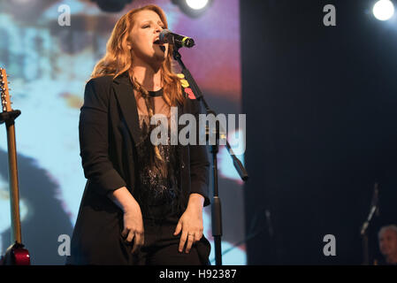 Napoli, Italia. 17 Nov, 2016. Noemi, cantante italiana, esegue presso la Casa della Musica di Napoli durante il 'cuore d'artista Club'. Noemi ( Veronica Scopelliti) è un italiano il cantante-cantautore. Nel 2013 divenne un pullman nella voce dell'Italia. © Paola Visone/Pacific Press/Alamy Live News Foto Stock