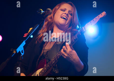 Napoli, Italia. 17 Nov, 2016. Noemi, cantante italiana, esegue presso la Casa della Musica di Napoli durante il 'cuore d'artista Club'. Noemi ( Veronica Scopelliti) è un italiano il cantante-cantautore. Nel 2013 divenne un pullman nella voce dell'Italia. © Paola Visone/Pacific Press/Alamy Live News Foto Stock