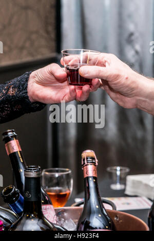 Le mani con il campione di vino rosso Foto Stock