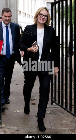 Home Secretary Ambra Rudd MP partecipa a una riunione del gabinetto a Downing Street, Londra. Foto Stock