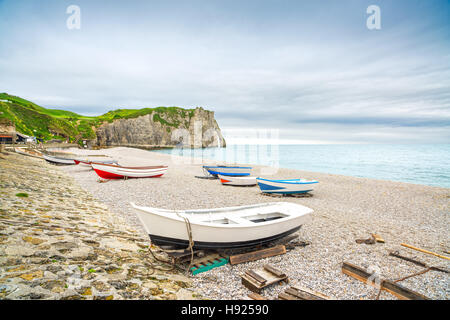 Etretat village, la sua Baia beach, Aval cliff e barche. La Normandia, Francia, Europa. Foto Stock