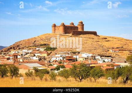 Castello sulla collina, medievale Castillo de la Calahorra e villaggio, provincia di Granada, Andalusia, Spagna. Foto Stock