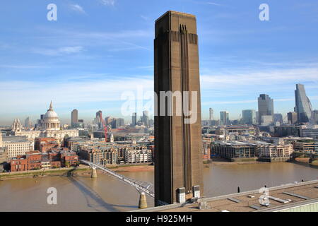 Londra, UK: vista generale di Londra (con la Cattedrale di St Paul e il Millennium Bridge) dalla terrazza sul tetto del Tate Modern Foto Stock