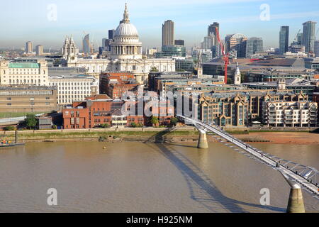Londra, UK: Vista di Londra (con la Cattedrale di St Paul e il Millennium Bridge) dalla terrazza sul tetto del Tate Modern Foto Stock