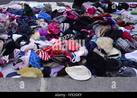 Cappelli per la vendita, il Mercato di Portobello Road, Londra Foto Stock