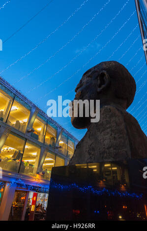 Busto di Nelson Mandela accanto alla Royal festival Hall di Londra al crepuscolo Foto Stock