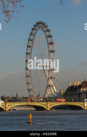 Il London eye da Lambeth Bridge con westminster bridge in primo piano Foto Stock