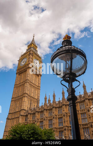 Lizabeth torre del case del parlamento di Londra con la luce in primo piano Foto Stock