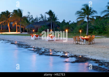 Cena tabelle sulla spiaggia di Matemo lodge nell'arcipelago Quirimbas in Mozambico. Foto Stock