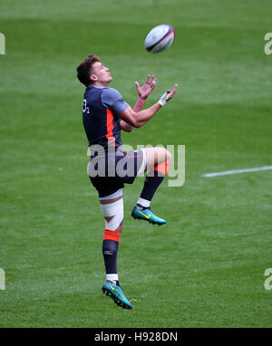 L'Inghilterra del Henry Slade durante una sessione di formazione a Twickenham Stadium di Londra. Foto Stock