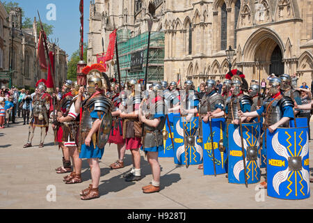 Soldati fuori del Minster al Festival Romano a York. Foto Stock