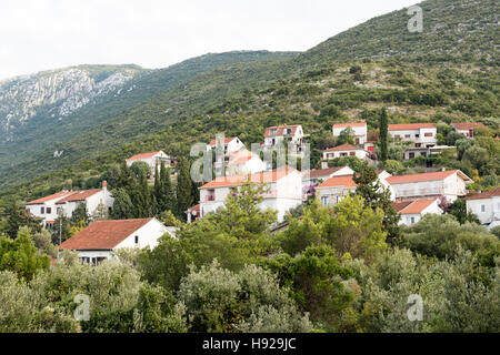 Le case e gli edifici sul pendio di una collina a Trpanj Croazia Foto Stock