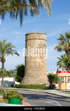 Torre Bermeja, Torre Moresca, ingresso al porto di Benalmadena Marina nel sud della Spagna. Andalusia, Spagna. Foto Stock