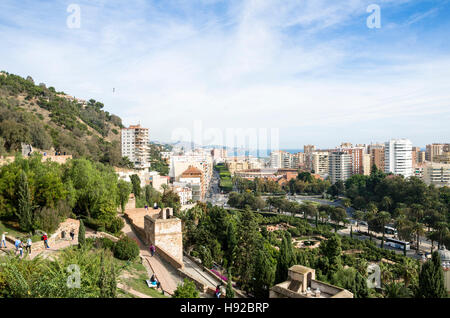 Street View di Malaga con parco al Paseo del Parque e Alcazaba pareti, Andalusia, Spagna meridionale. Foto Stock