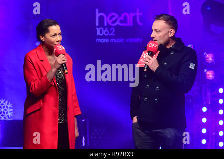 Cuore FM presentatori Margherita Taylor e Toby Anstis a Regent Street lo spirito di luci di Natale display, parte del più grande centro di Londra Schema luci di quest'anno. Stampa foto di associazione. Picture Data: giovedì 17 novembre, 2016. Foto di credito dovrebbe leggere: Ian West/PA FILO Foto Stock