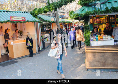 Shoppers sfoglia l'Unione Piazza Mercato di vacanza a New York il giorno di apertura, giovedì, 17 novembre 2016. Oltre 100 fornitori vendono la loro vacanza mercanzia al mercato che include "Lil' Brooklyn' e 'UrbanSpace disposizioni " sezioni. Ora nel suo ventitreesimo anno il mercato rimarrà aperto tutti i giorni, chiudendo il 24 dicembre. (© Richard B. Levine) Foto Stock