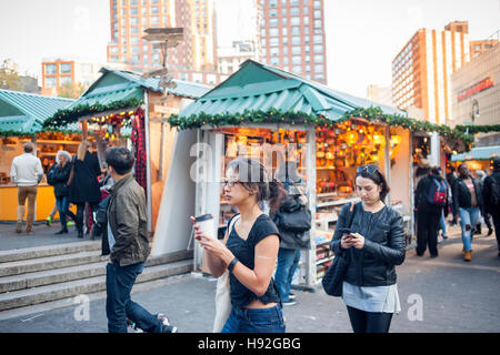 Shoppers sfoglia l'Unione Piazza Mercato di vacanza a New York il giorno di apertura, giovedì, 17 novembre 2016. Oltre 100 fornitori vendono la loro vacanza mercanzia al mercato che include "Lil' Brooklyn' e 'UrbanSpace disposizioni " sezioni. Ora nel suo ventitreesimo anno il mercato rimarrà aperto tutti i giorni, chiudendo il 24 dicembre. (© Richard B. Levine) Foto Stock