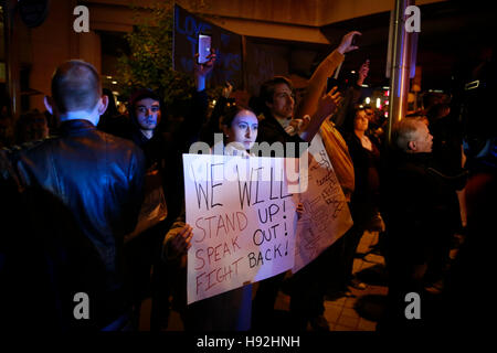 Indianapolis, Indiana, Stati Uniti d'America. Xii Nov, 2016. Manifestanti Anti-Trump tenere segni e marzo contro il presidente degli Stati Uniti, eleggere Donald Trump, e del suo compagno di squadra vice presidente eletto Mike Pence. I manifestanti che variava da musulmani, nero vive questione attivisti, membri della comunità LGBTQ, donne, immigrati e altri sono arrabbiati circa le politiche proposte da Trump, e che egli non era stato eletto dal voto popolare, ma sarà eletto dal collegio elettorale. Sette manifestanti sono stati arrestati durante il mese di marzo e a un certo punto la polizia utilizzati proiettili di gomma e pepe palle contro membri del Foto Stock